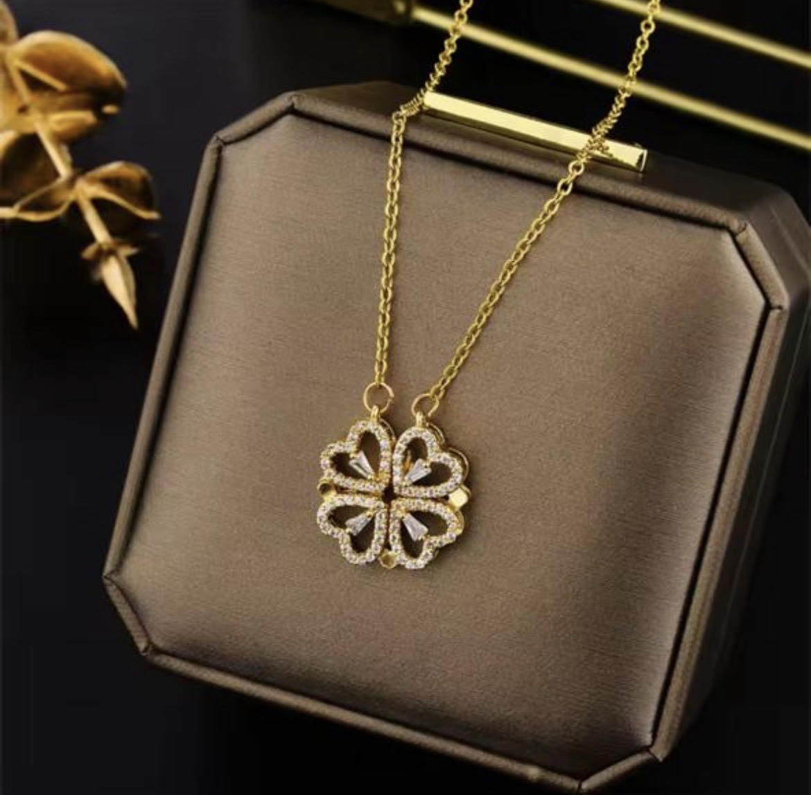 Magnet Leaf Heart Necklace &mdash; Jewelen Gold